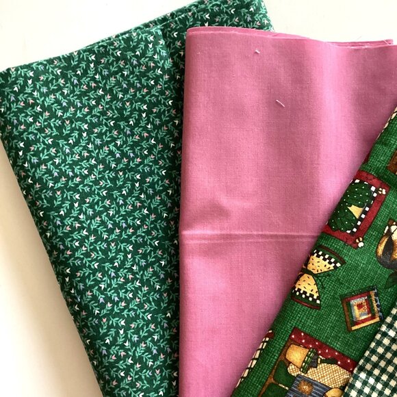 A Small Bundle Bag of Cotton Fabric Material Scraps Quilting Sewing - Picture 2 of 4